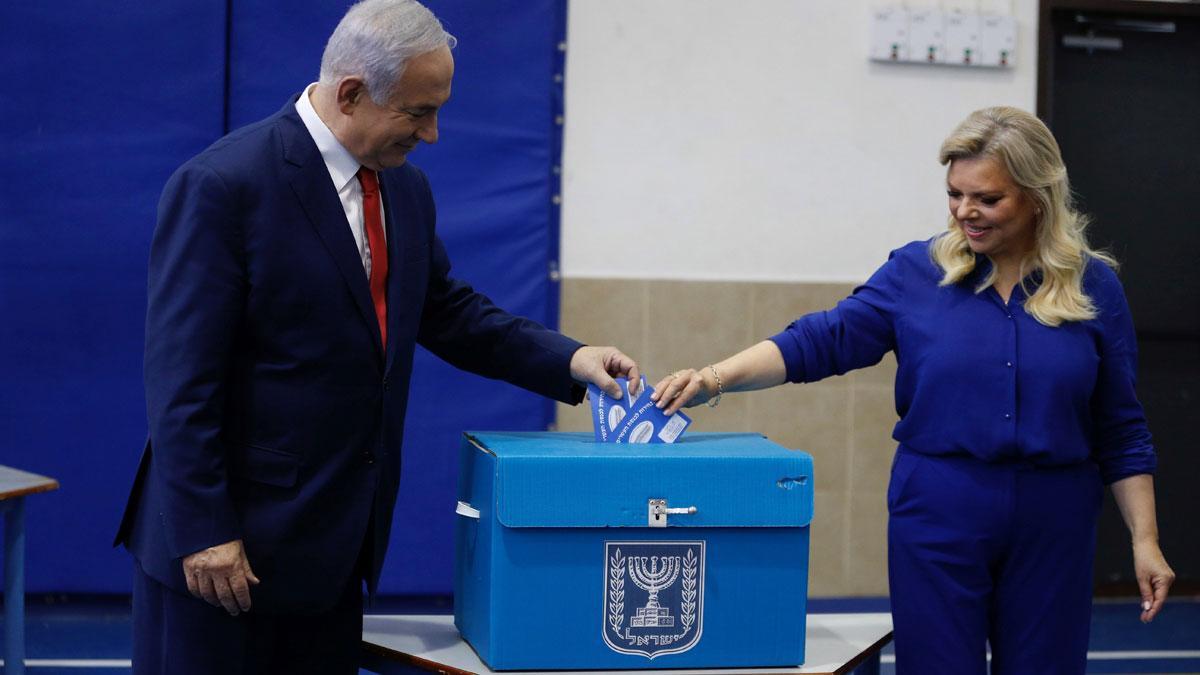 El primer ministro Benjamín Netanyahu acude a votar en las elecciones de Israel