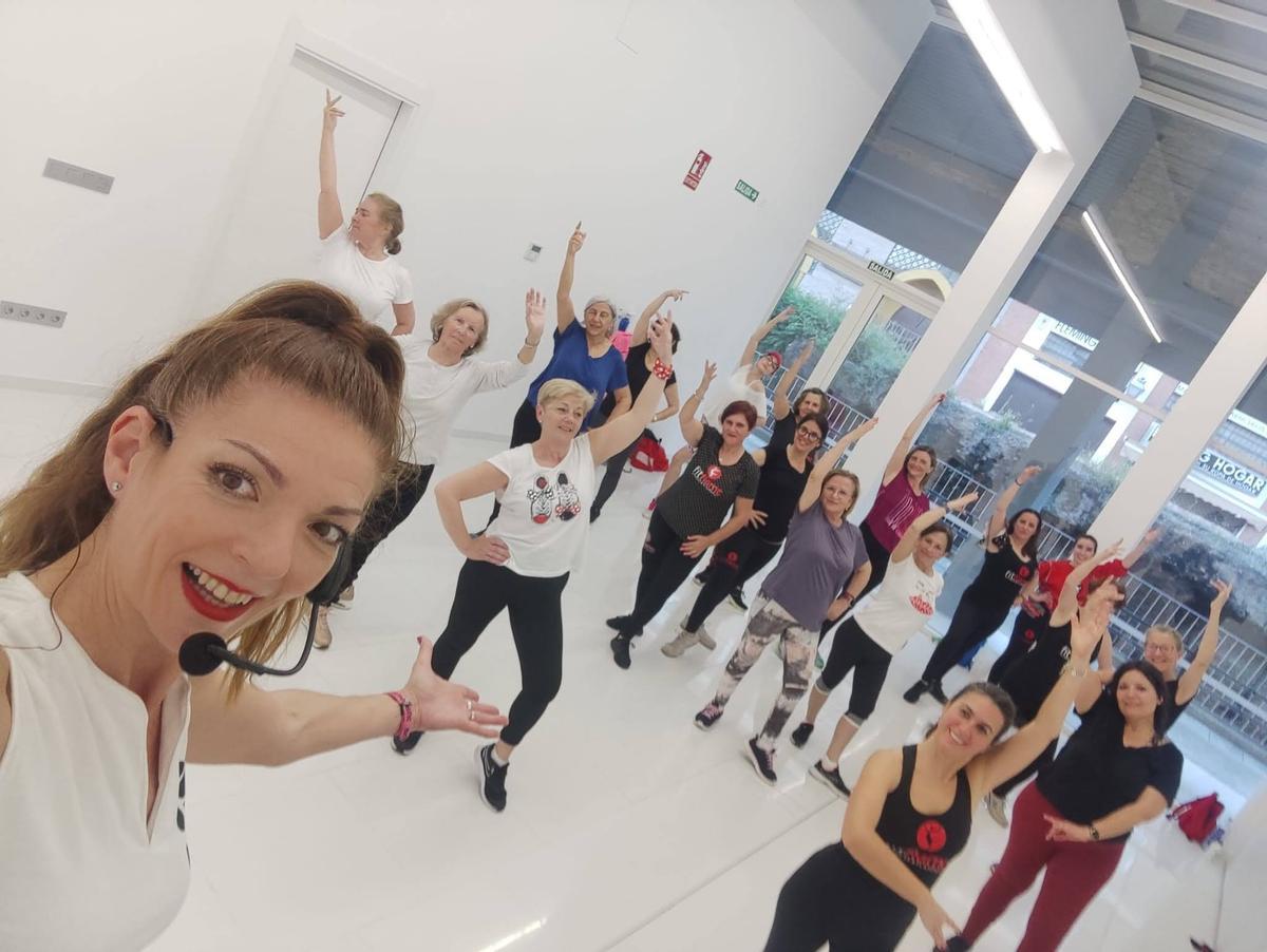 Participantes en el taller de fitnes flamenco de la Asociación Basilea.