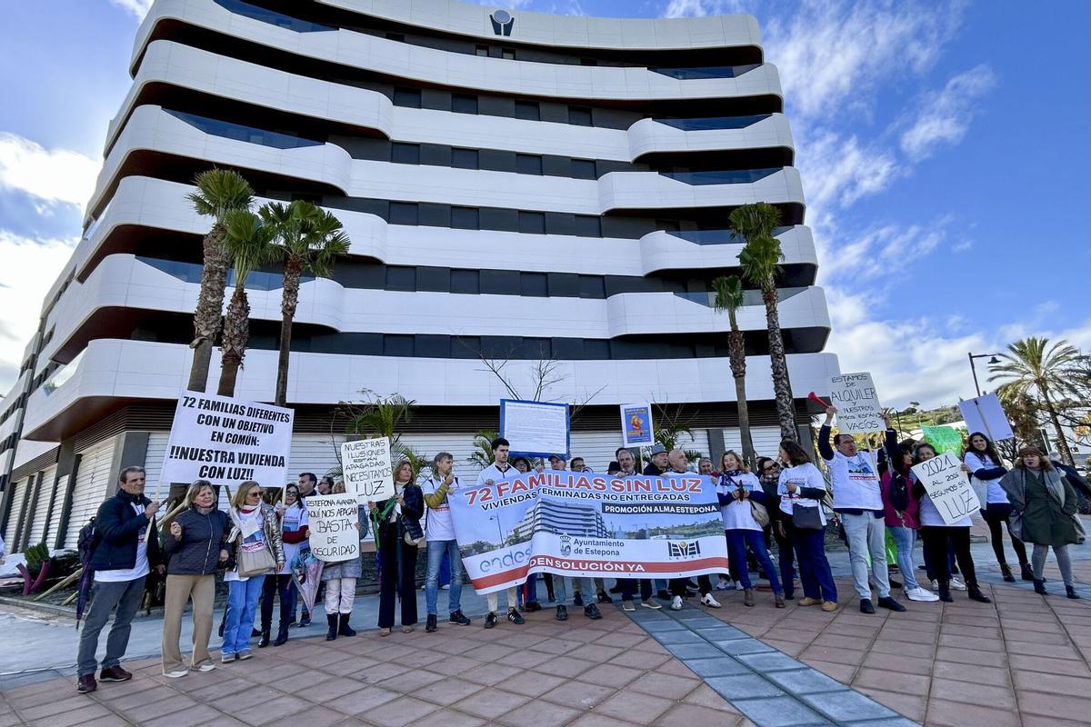 Protesta de los vecinos afectados en Estepona.