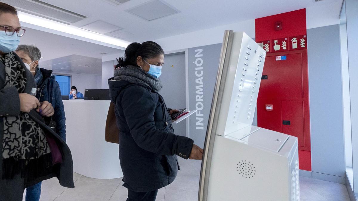 Pacientes con mascarillas en un centro de salud.