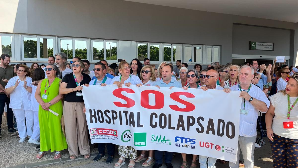 Los trabajadores del Hospital Clínico se concentran para denunciar la situación del “colapso” del centro