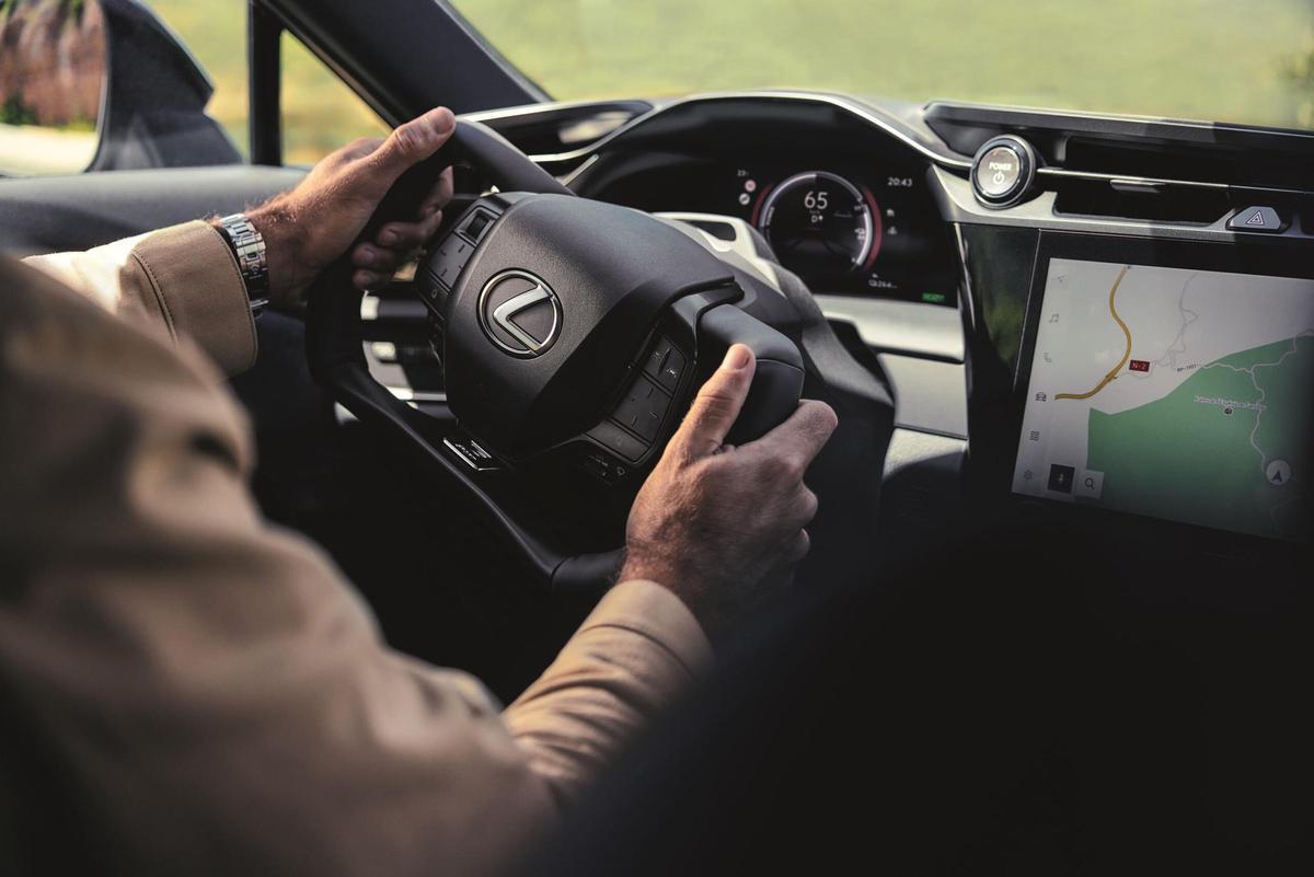 Lexus reinventa la conducción con su nuevo volante tipo Jet sistema