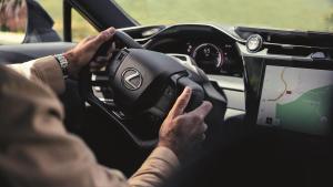 Lexus reinventa la conducción con su nuevo volante tipo Jet sistema