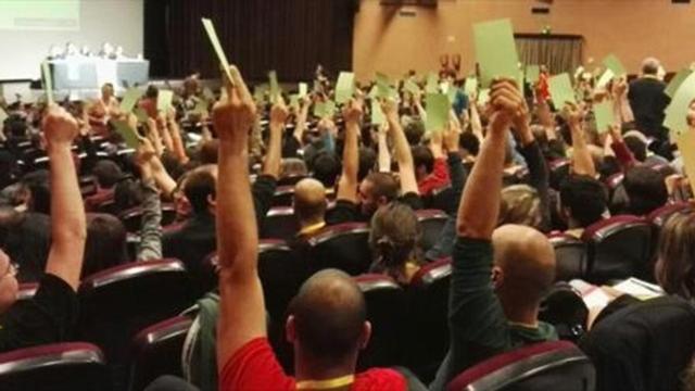 Participantes en la asamblea de la CUP del pasado domingo en Esparreguera, en el momento de votar.
