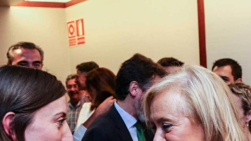 Mercedes Fernández (PP) charla con Lucía Montejo tras un Pleno.
