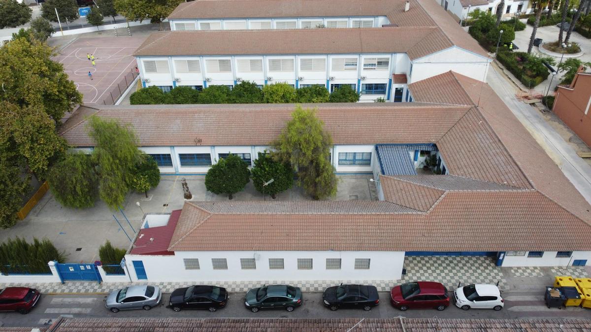 Vista aérea del colegio Antonio Machado de Lucena.