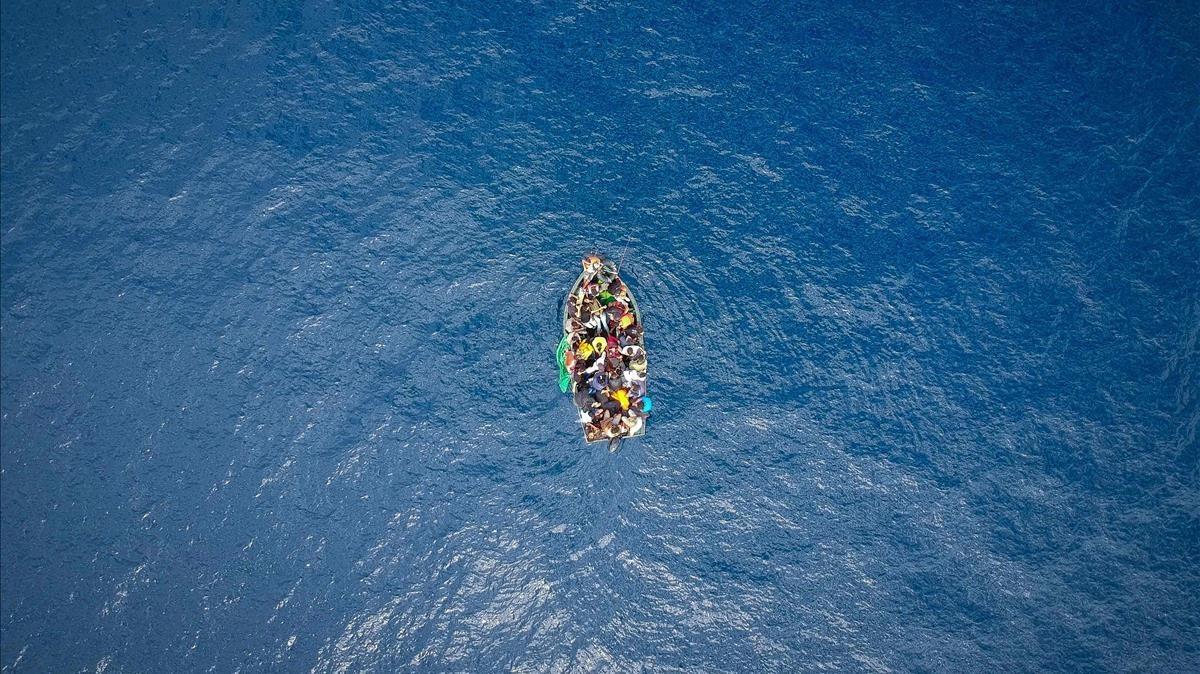 zentauroepp44980042 topshot   an aerial photo shows a boat carrying migrants str180913153404