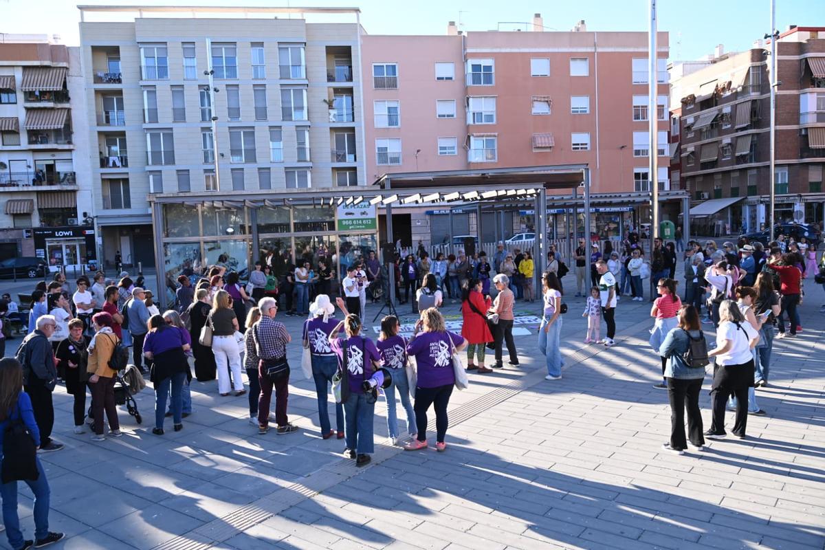 Así ha sido la protesta de 24 colectivos en Elche contra la moción antiaborto de Vox apoyada por PP Así ha sido la protesta de 24 colectivos en Elche contra la moción antiaborto de Vox apoyada por PP