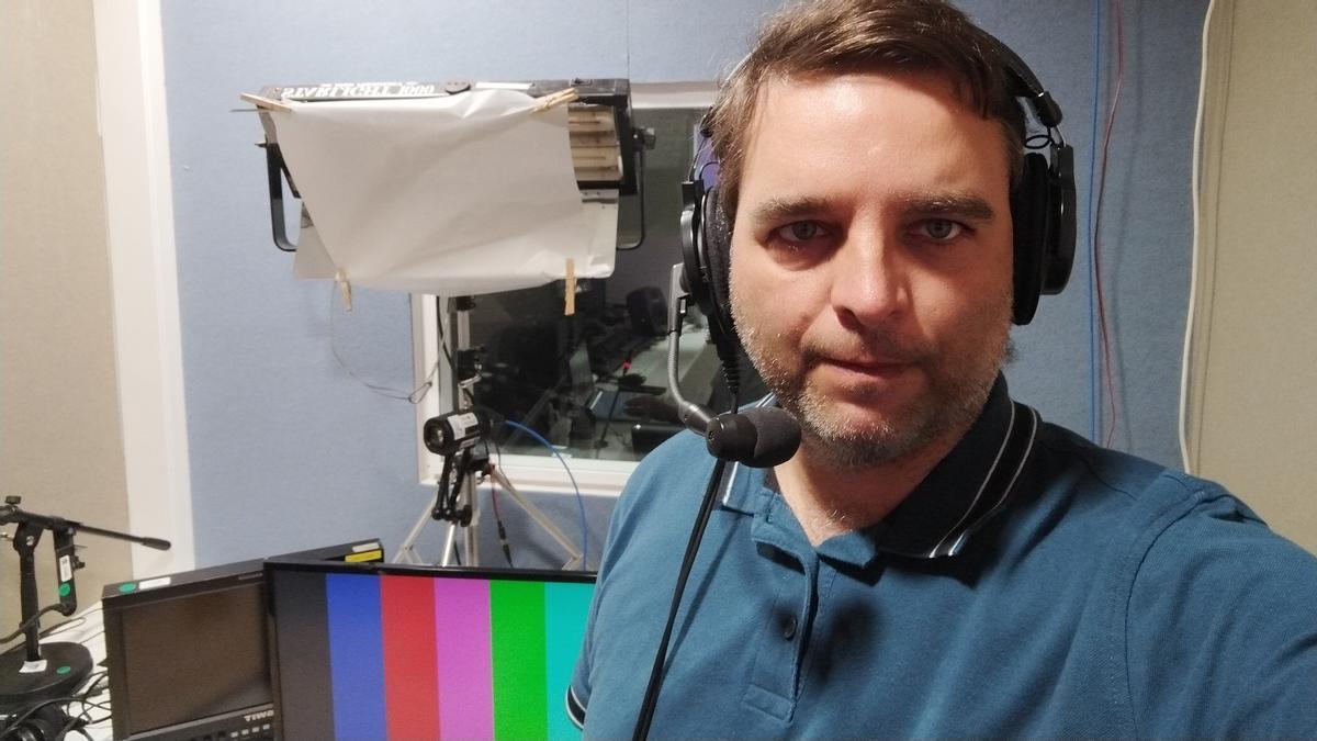 Jaume Marcet, periodista de Barça TV desde el 2000, tras locutar su último partido del fútbol base antes del cierre de la cadena.