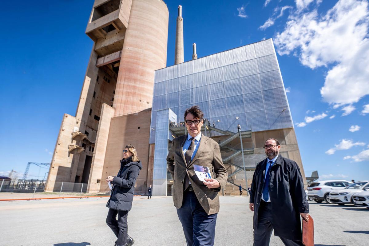 El president Illa en el día de la presentación del Catalunya Media City, el hub tecnológico que revitalizará la antigua central eléctrica de las Tres Xemeneies del Besòs, en marzo de 2025