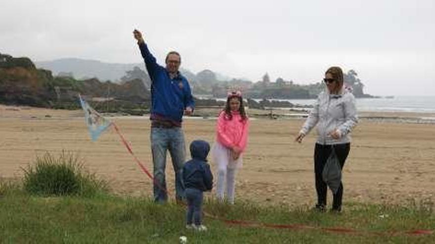 Una familia trata de volar una cometa.