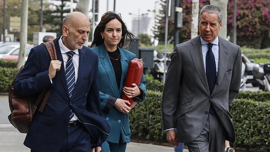 El expresidente de la Generalitat valenciana y exministro Eduardo Zaplana (1d) a su llegada a un juicio por el caso Erial.