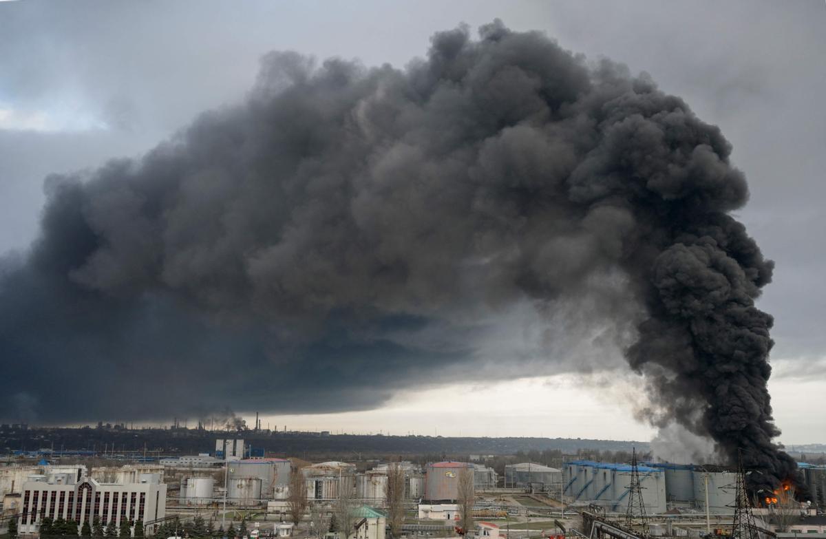 Varios misiles han impactado esta mañana en la mayor refinería de Ucrania. Varios depósitos de la instalación, ubicada en Kremenchuk, cerca de la ciudad portuaria de Odesa, se han incendiado y habrían sido apagados ya por los bomberos