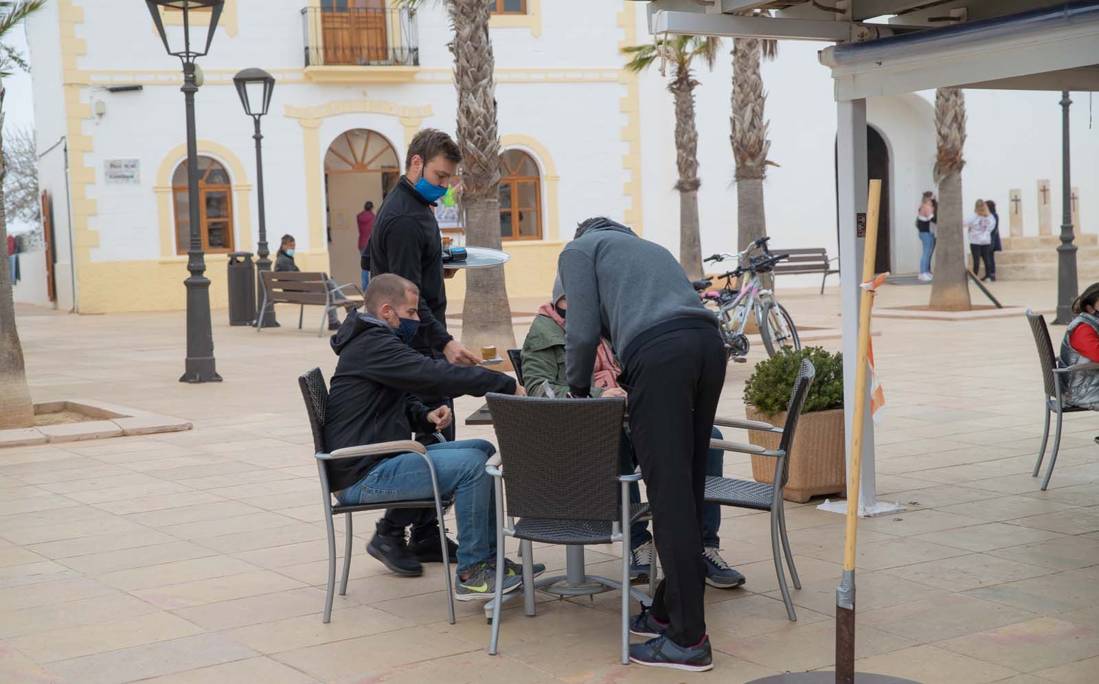 Las terrazas levantan el ánimo en Formentera