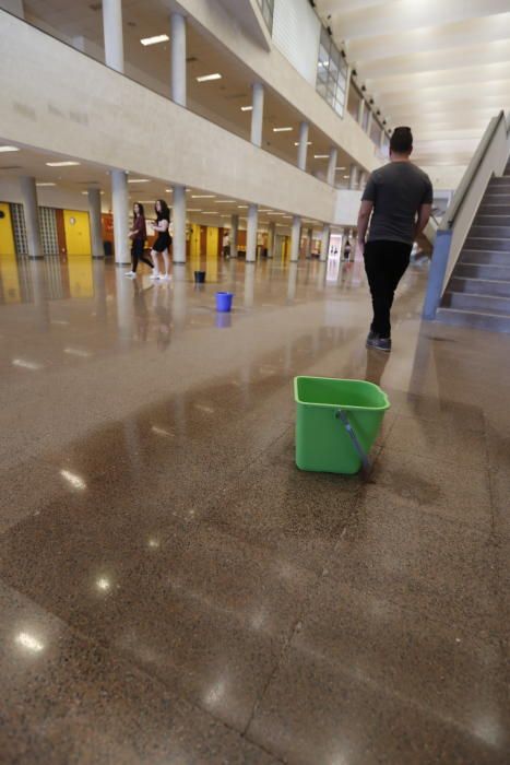 Una de las múltiples goteras en el edificio