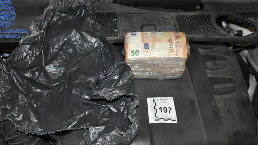 Guardan en una sillita de bebé 15.000 euros procedentes de la venta de droga