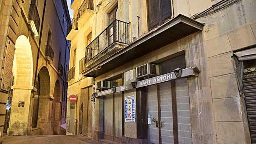 Una vista parcial de l&#039;edifici de la plaça Major, on durant anys va funcionar la Fonda de Sant Antoni