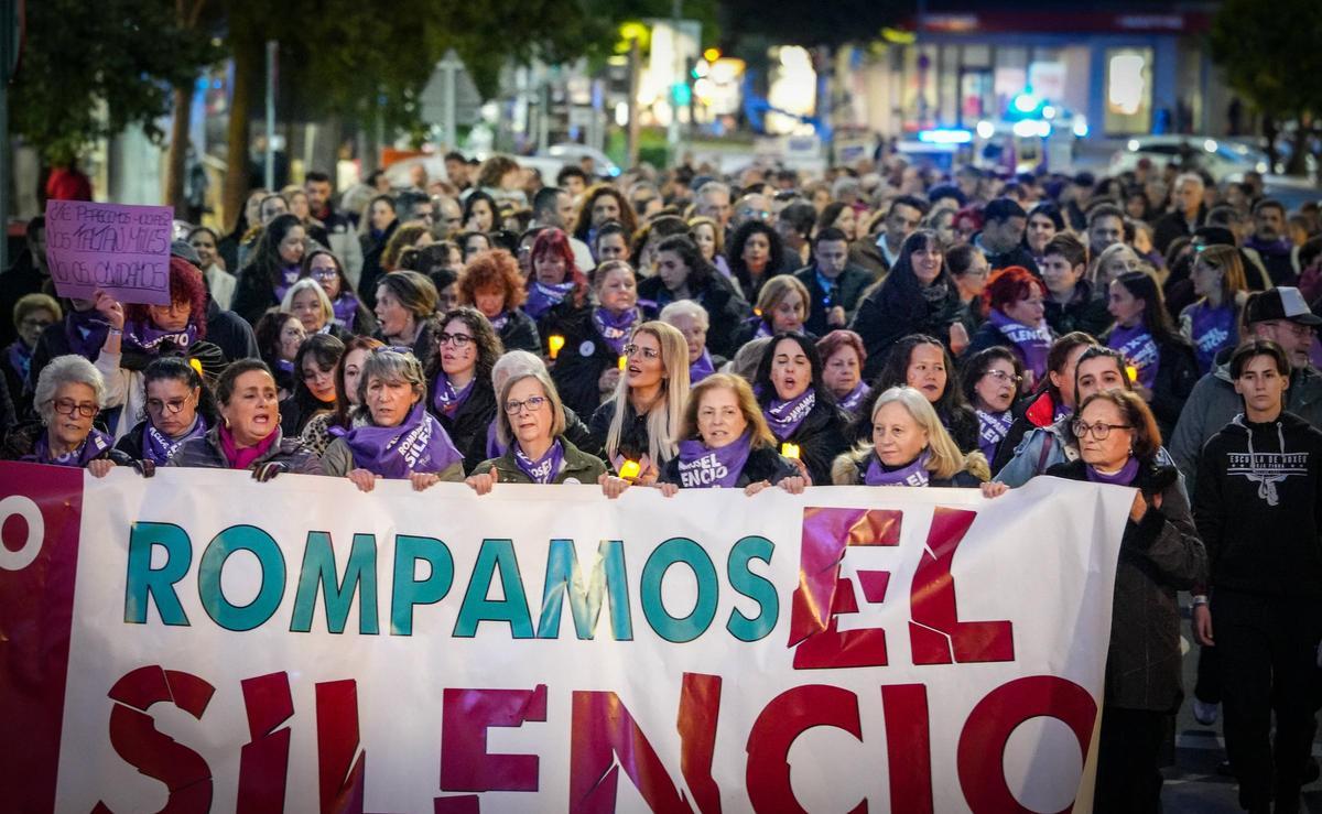 Personas que asisten en Badajoz a la manifestación contra la violencia de género.