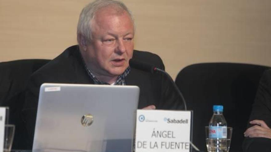 El mayor experto en financiación autonómica y director de Fedea, Ángel de la Fuente, durante la ponencia que ofreció ayer en el Club INFORMACIÓN.