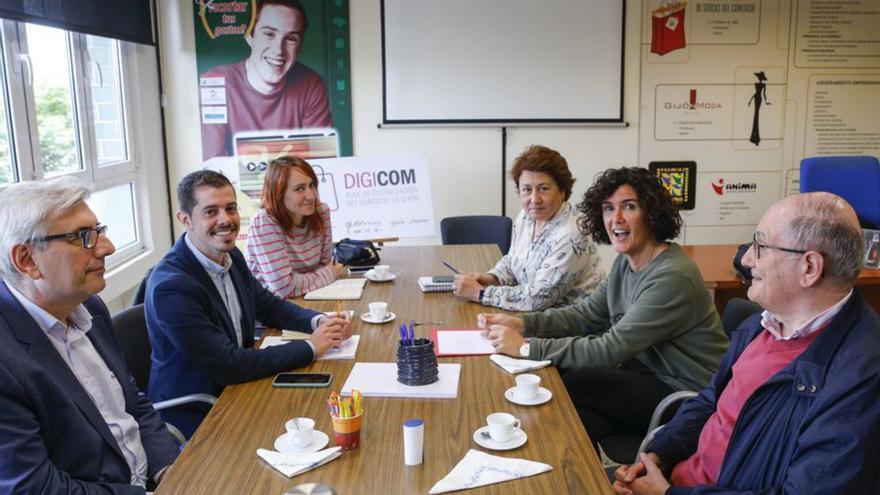 Javier Suárez Llana, segundo por la izquierda, en la reunión entre miembros de IU y directivos de la Unión de Comerciantes. | Marcos León