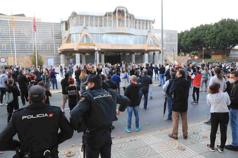 Hosteleros protestan en Cartagena por el cierre de los bares