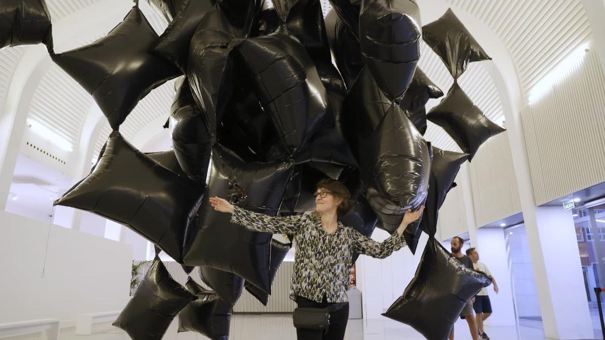 Olga Diego y sus esculturas flotantes en el Espacio Séneca de Alicante