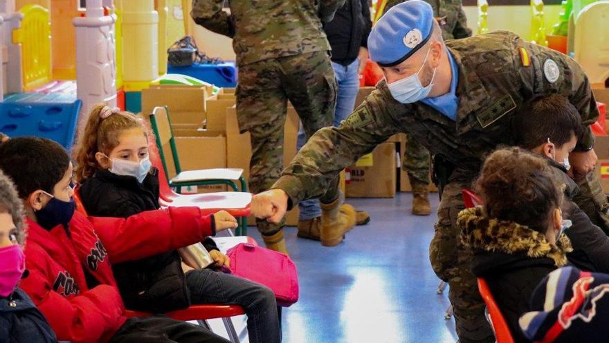 Militar español saluda a los niños de un colegio en Líbano