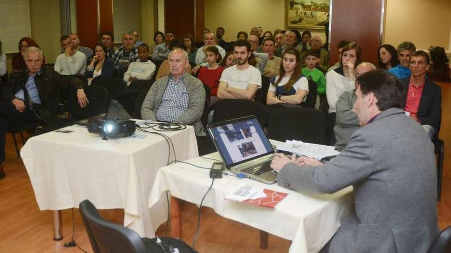 El presidente de la Federación Gallega de Atletismo, Hornillos (a la derecha), en la charla. // Rafa Vázquez