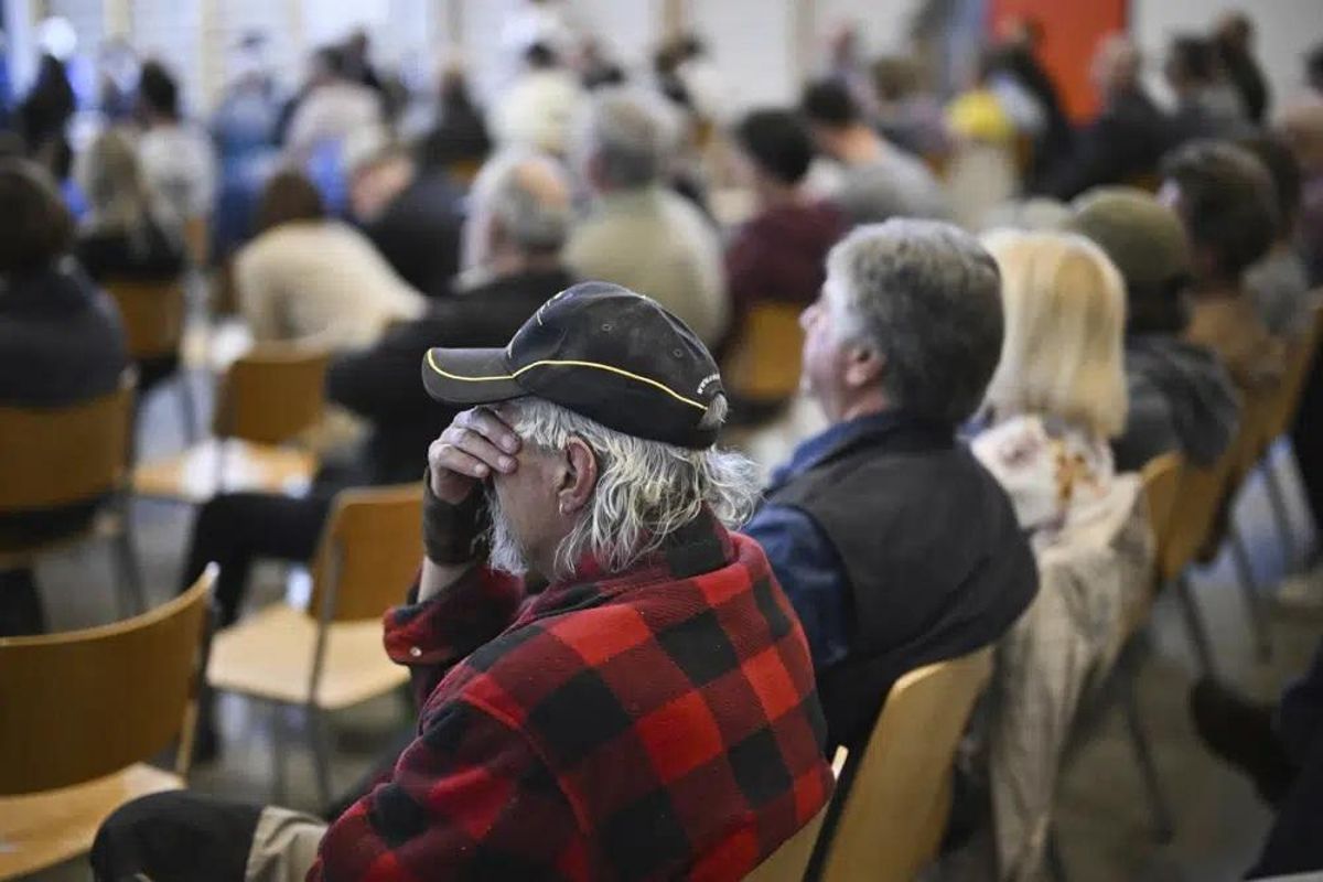 Vecinos del pueblo en una reunión
