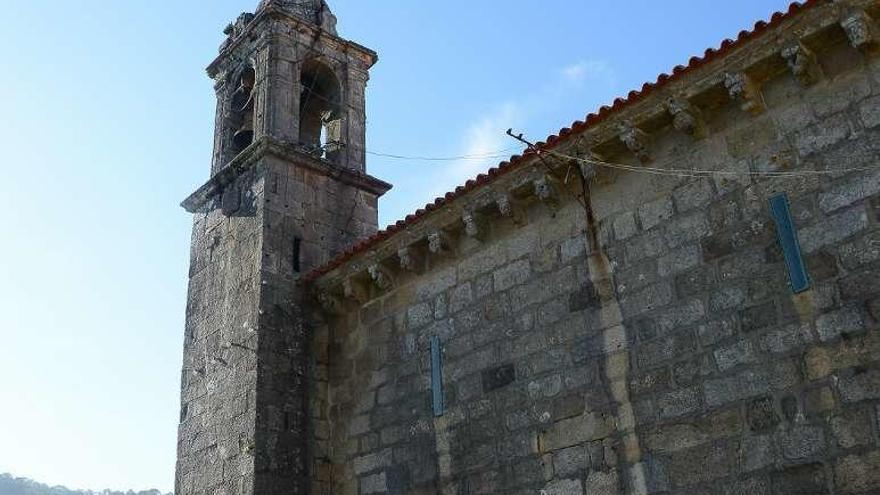 Una vista de la iglesia y campanario de San Martiño. // Faro