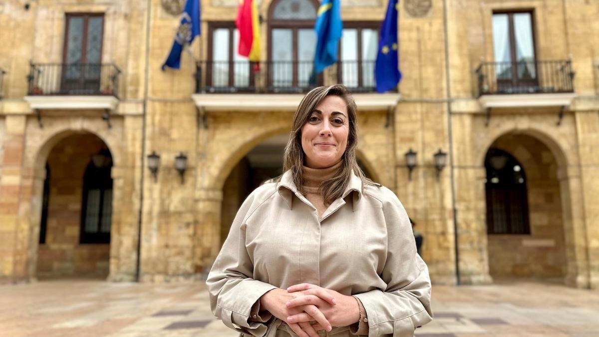 Sonsoles Peralta, portavoz de Vox en el municipio de Oviedo, con el Ayuntamiento de fondo.