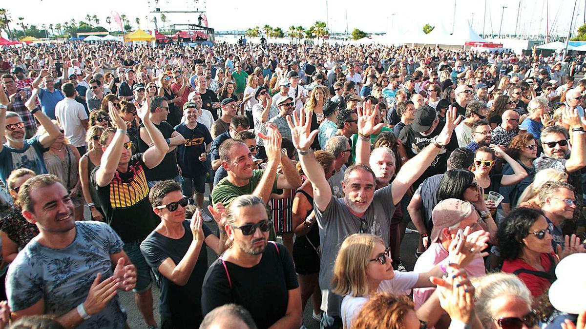 Asistentes al festival ‘4Ever Fest’, celebrado el verano de 2019 en la Marina de València. | LEVANTE-EMV