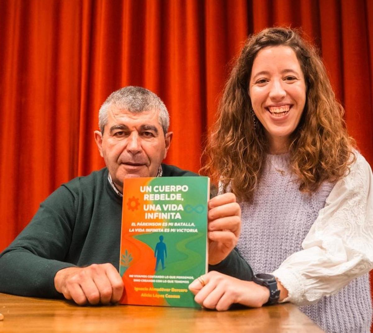 Ignacio Almudévar y la fisioterapeuta Alicia López cuentan en un libro la lucha contra el párkinson y el valor del apoyo familiar, profesional y asociativo.