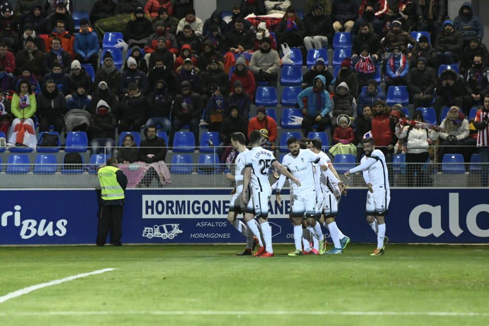 El partido entre el Huesca y el Sporting, en imágenes