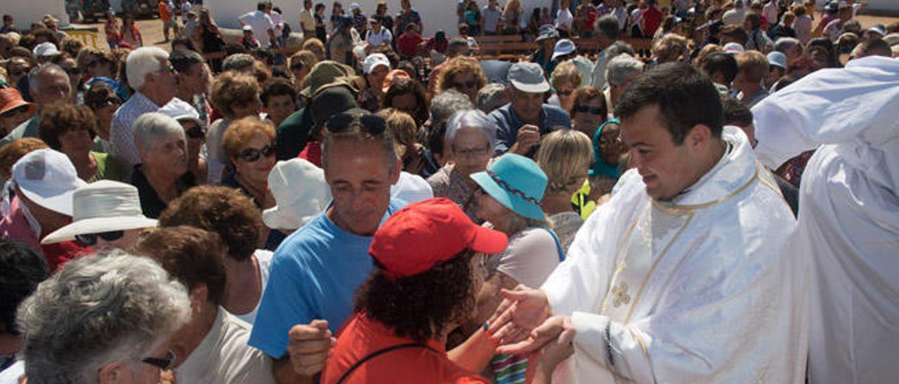 Los feligreses acudieron en masa a felicitar al joven sacerdote.