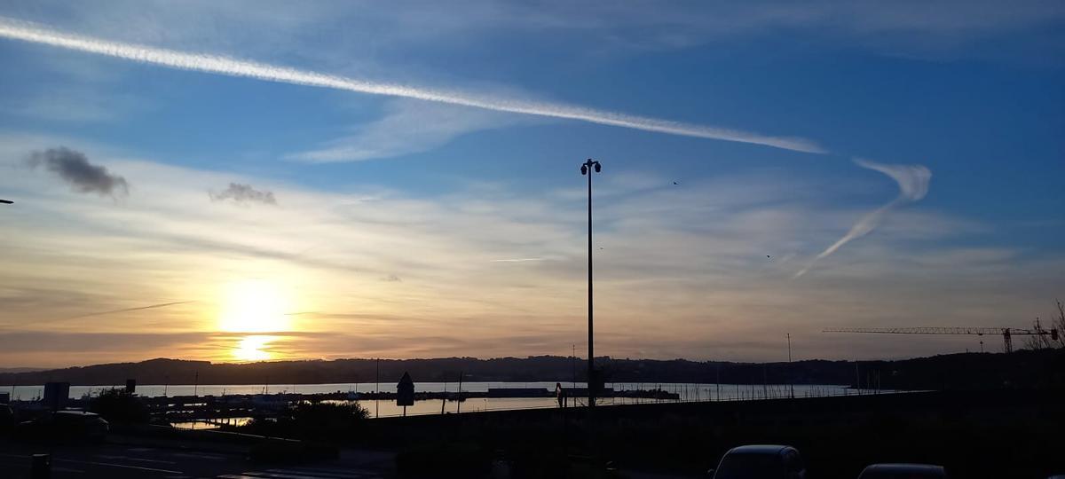 El sol despunta en A Coruña tras un día de tormenta y tronada en el área coruñesa.