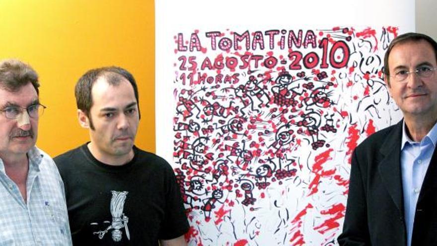 El alcalde de Bunyol, Fernando Giraldiós, posa junto al artista valenciano Juan Manuel Aparisi  y el responsable de mercadotecnia de Kukuxumusu, Luis Casado, ante el cartel de la Tomatina 2010
