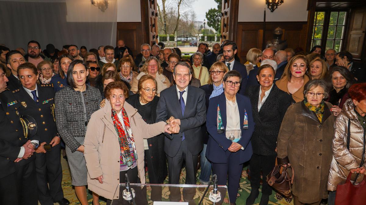 Asistentes al acto, con Caballero al frente. A su izquierda, Pilar Muñoz. A su derecha, de negro, Marita Vázquez de la Cruz, portavoz y cofundadora de Diálogos 90.