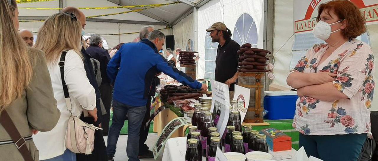 Uno de los puestos de la feria de El Berrón. | Luján Palacios