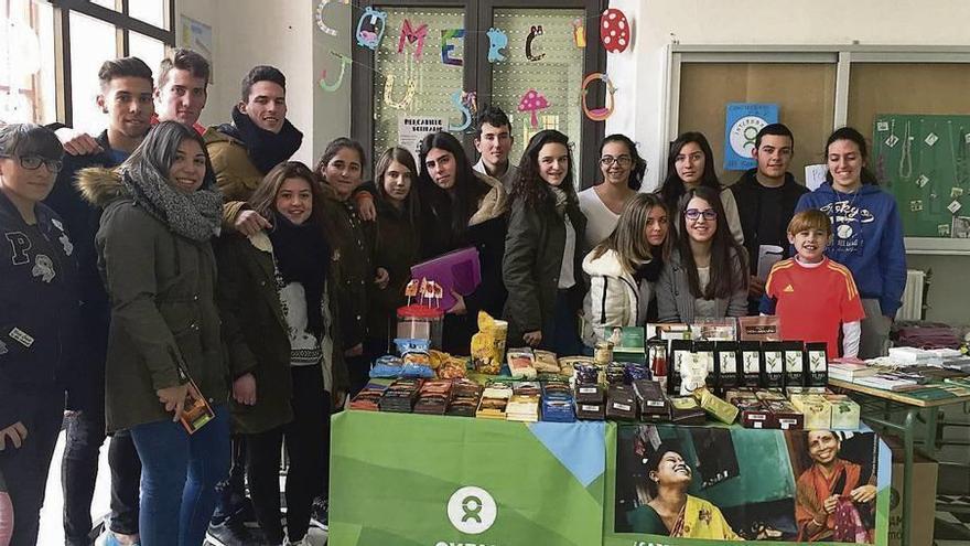 Alumnos del IES Fuentesaúco que han colaborado en el mercadillo solidario con la ONG Oxfam Intermon.