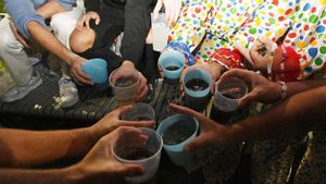 Un grupo de jóvenes sujetando sus cubatas.