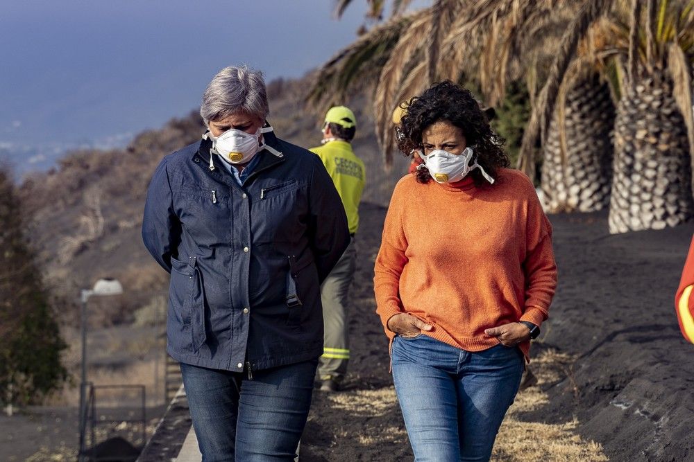 Ofrenda Floral a los Difuntos en el cementerio de Las Manchas en la zona de exclusión del volcán de La Palma