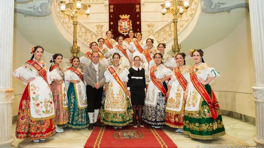 La vicealcaldesa de Cartagena, Ana Belén Castejón, con la Reina de la Huerta de Murcia y su comitiva, en la escalera del Palacio Consistorial.