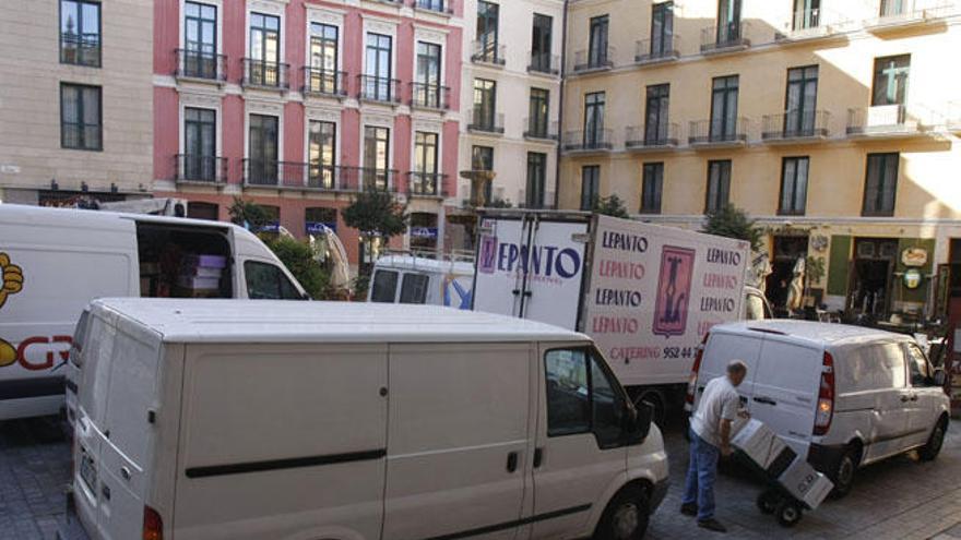 Furgonetas descargando mercancias en la plaza del Obispo.