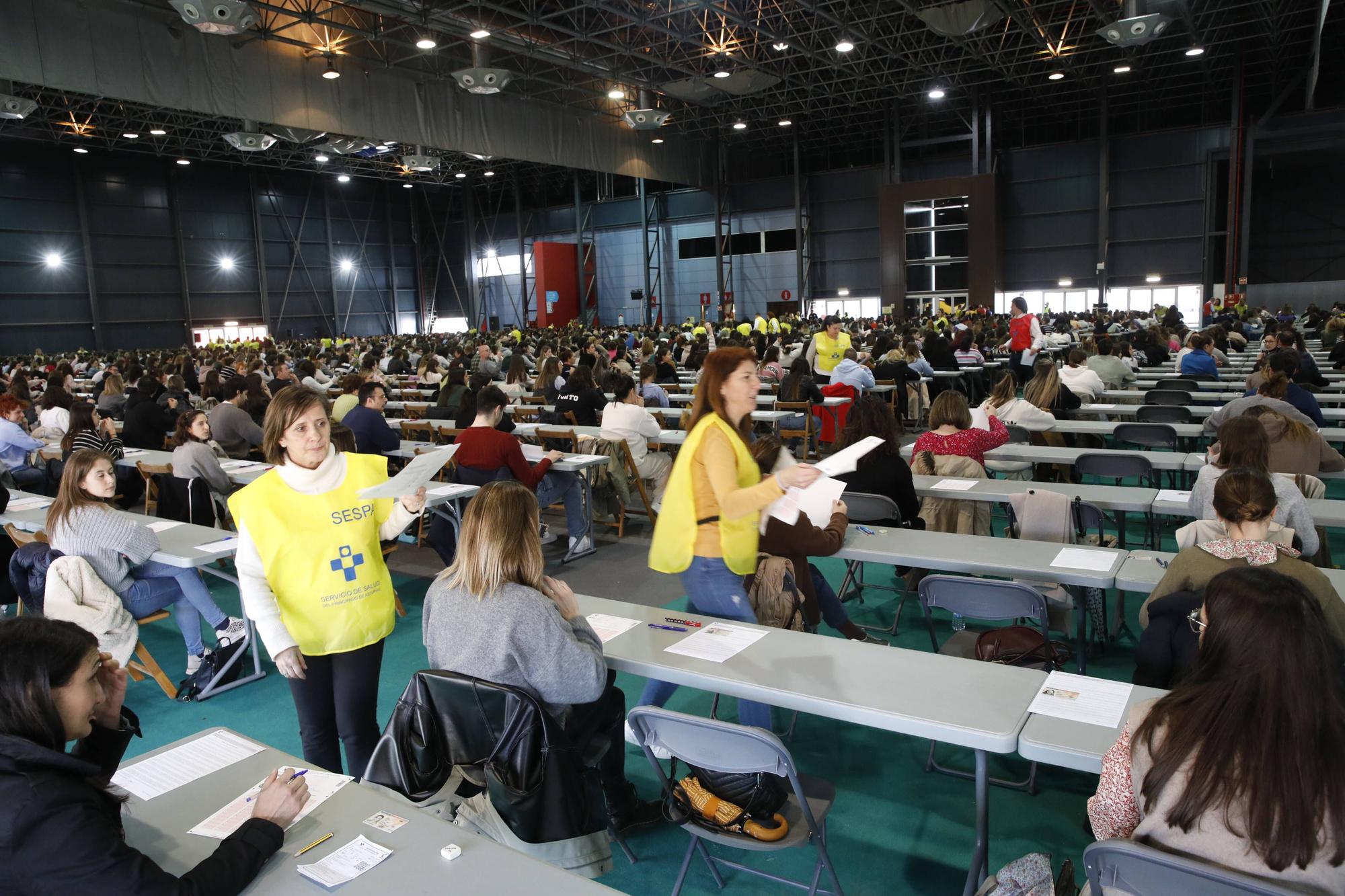 Miles de personas participan en la macrooposición de la sanidad pública asturiana.