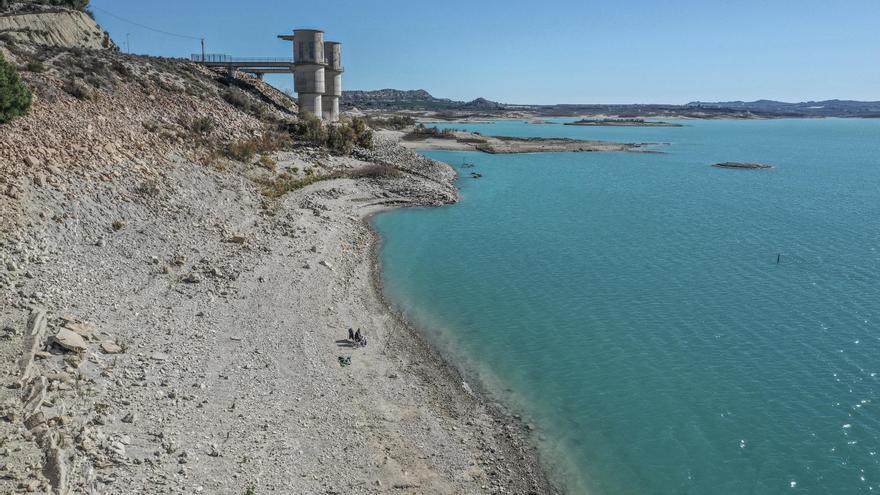 Presa del embalse de la Pedrera en Orihuela-Bigastro, que almacena las principales aportaciones del trasvase Tajo-Segura / Tony Sevilla