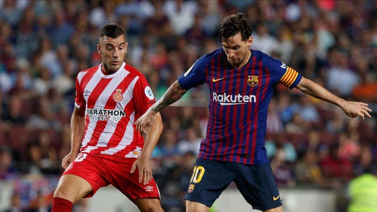 Leo Messi ante Borja García en el pasado Barça-Girona