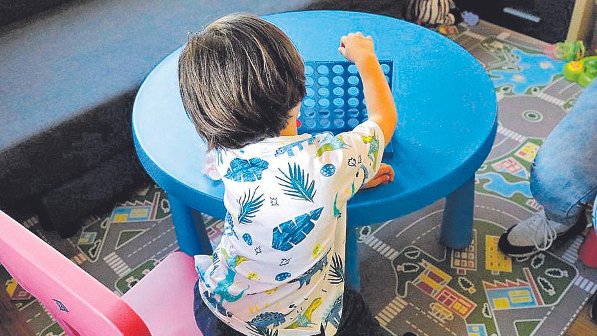 Imagen de recurso de un niño con autismo, en València, de una edad similar a la de P.