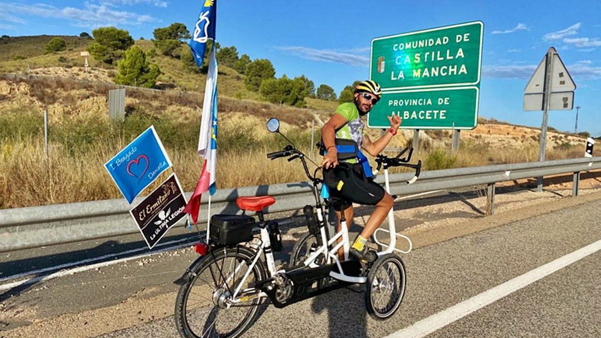 Iván Bragado, en la ruta, en su bicicleta adaptada.