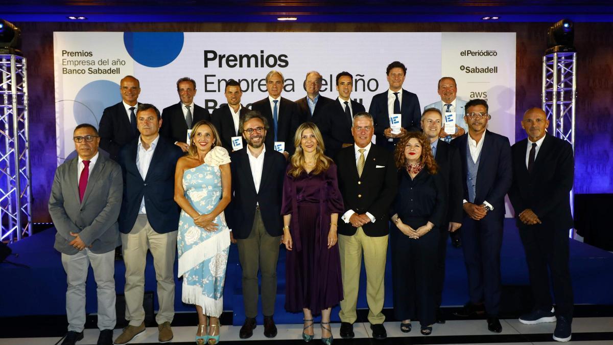 Autoridades y premiados en la pasada edición de los Premios Empresa del Año Banco Sabadell en Aragón.
